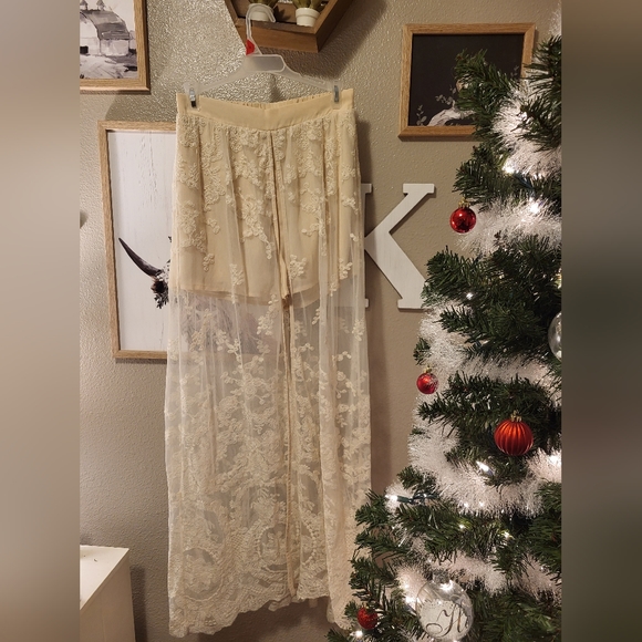 Entro Ivory Shorts with long lace lay over - Picture 1 of 4